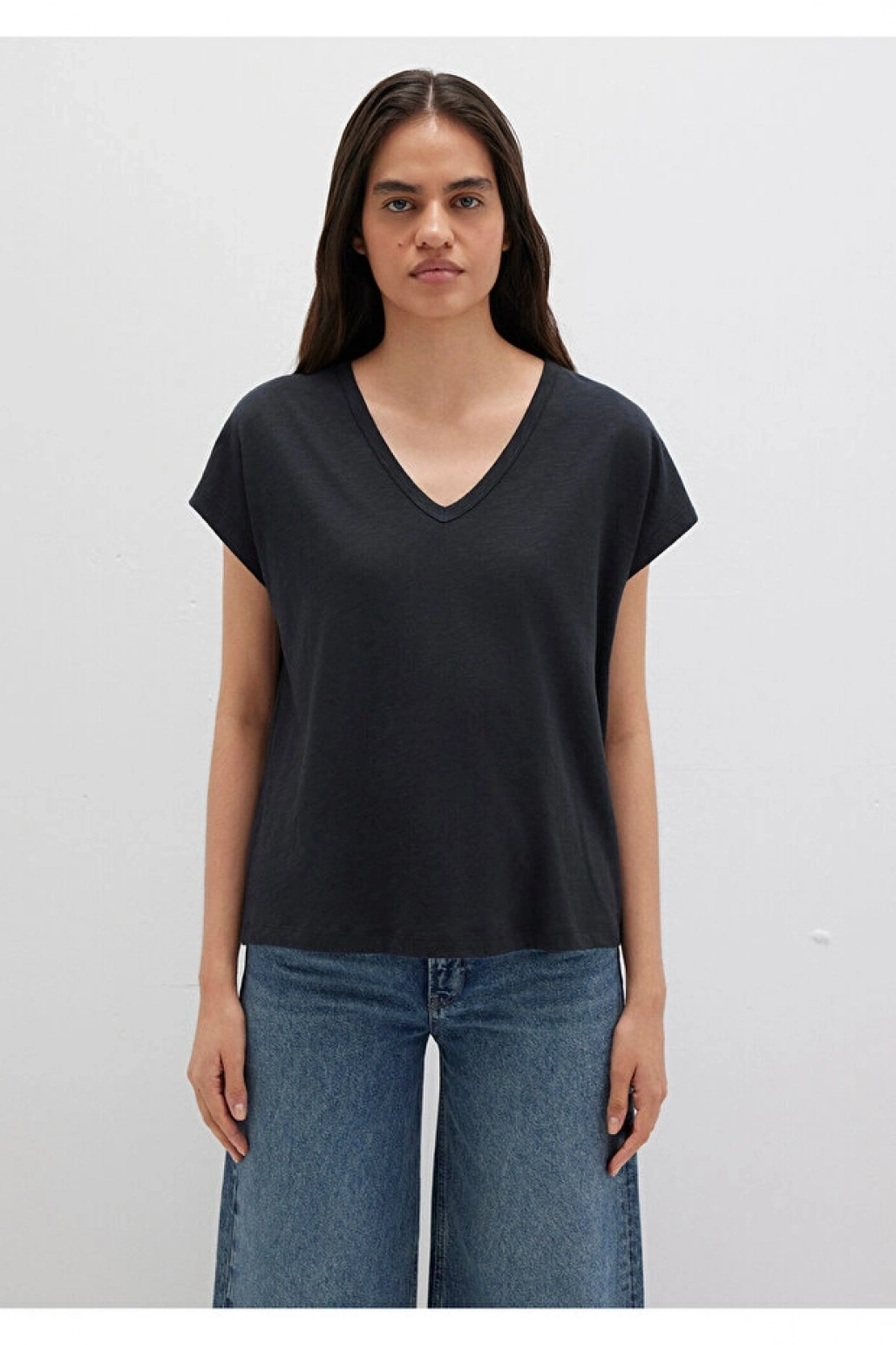 Mavi V Yaka Siyah Basic Tişört Regular Fit / Normal Kesim