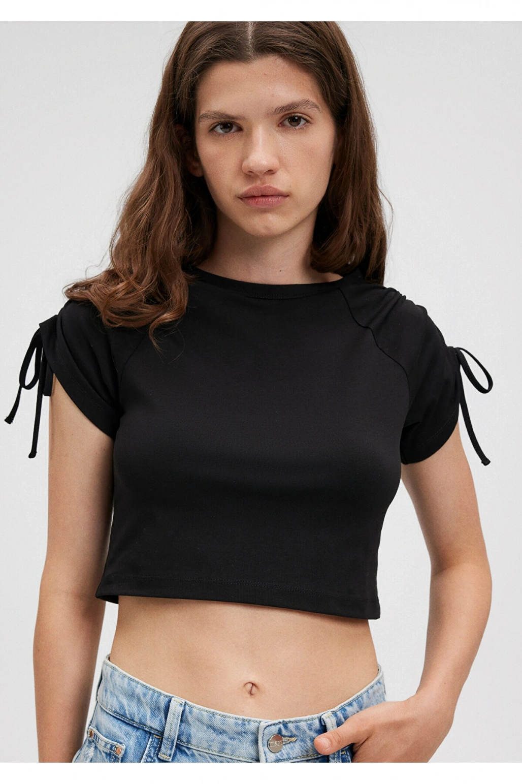 Mavi Omuz Detaylı Crop Siyah Tişört Slim Fit / Dar Kesim