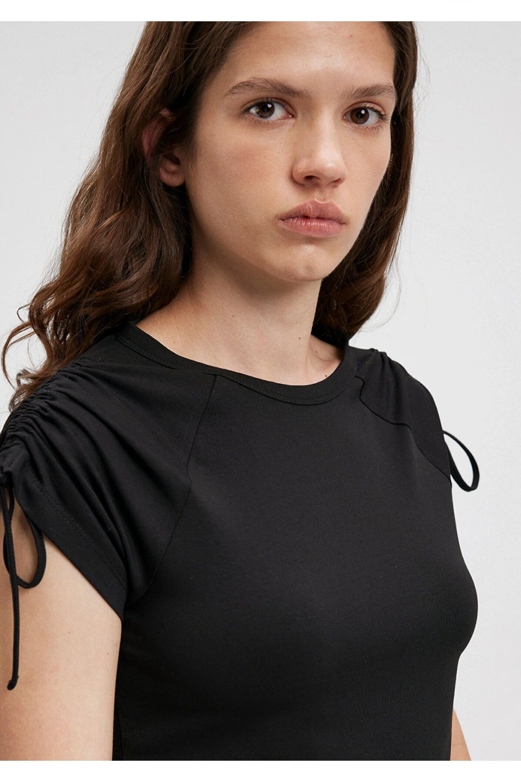 Mavi Omuz Detaylı Crop Siyah Tişört Slim Fit / Dar Kesim