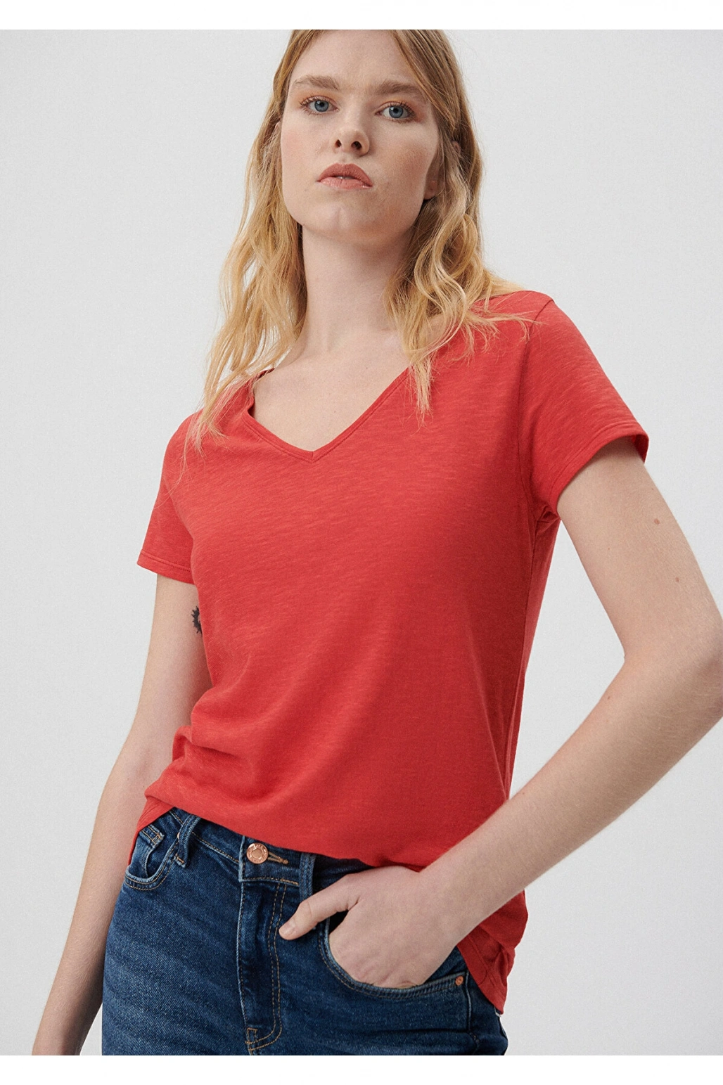 Mavi V Yaka Kırmızı Basic Tişört Slim Fit / Dar Kesim