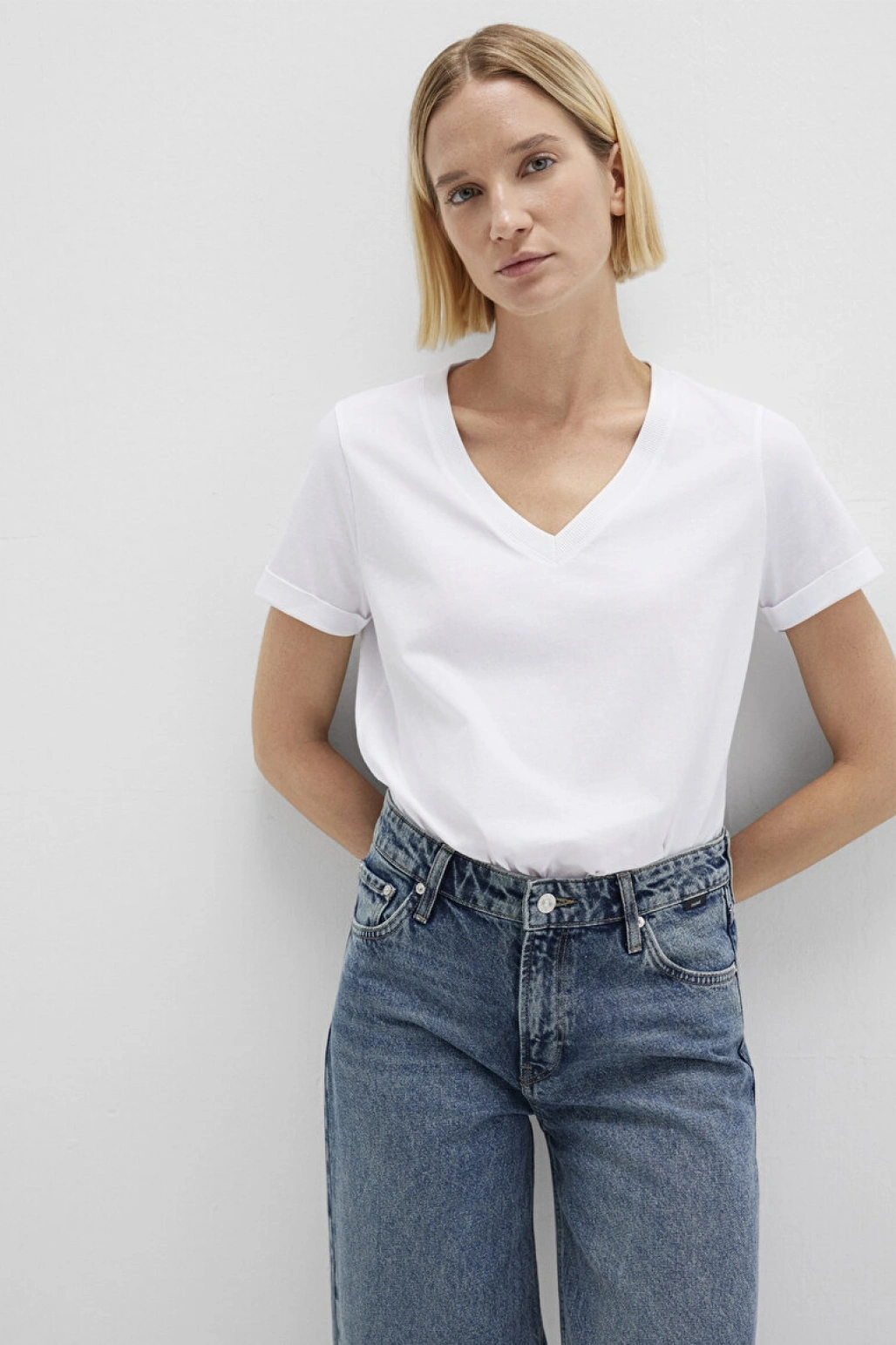 Mavi V Yaka Beyaz Basic Tişört Regular Fit / Normal Kesim