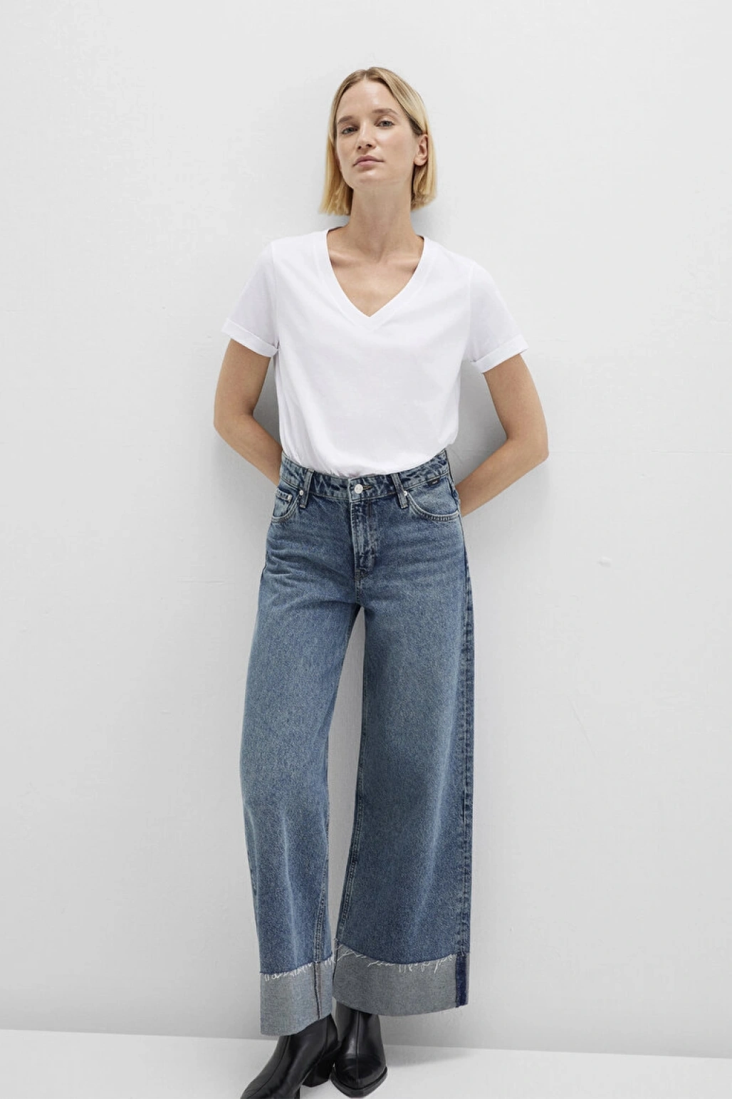 Mavi V Yaka Beyaz Basic Tişört Regular Fit / Normal Kesim