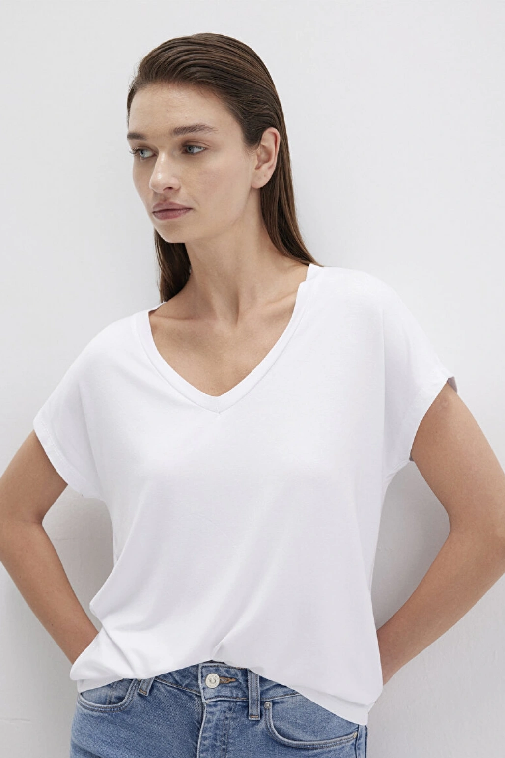 Mavi V Yaka Beyaz Basic Viskoz Tişört Regular Fit / Normal Kesim