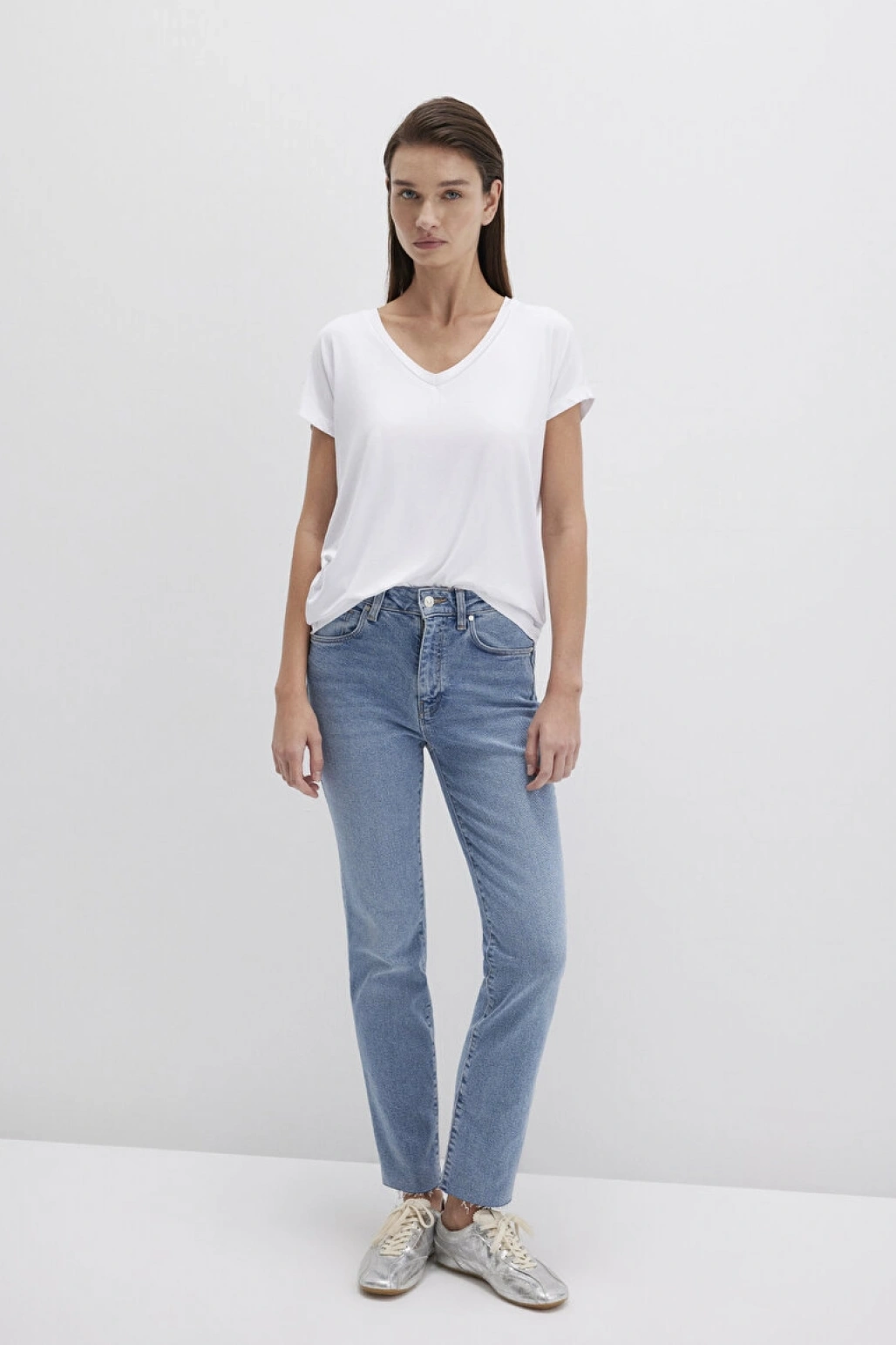 Mavi V Yaka Beyaz Basic Viskoz Tişört Regular Fit / Normal Kesim