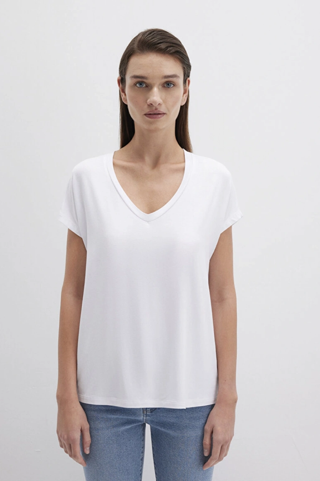 Mavi V Yaka Beyaz Basic Viskoz Tişört Regular Fit / Normal Kesim