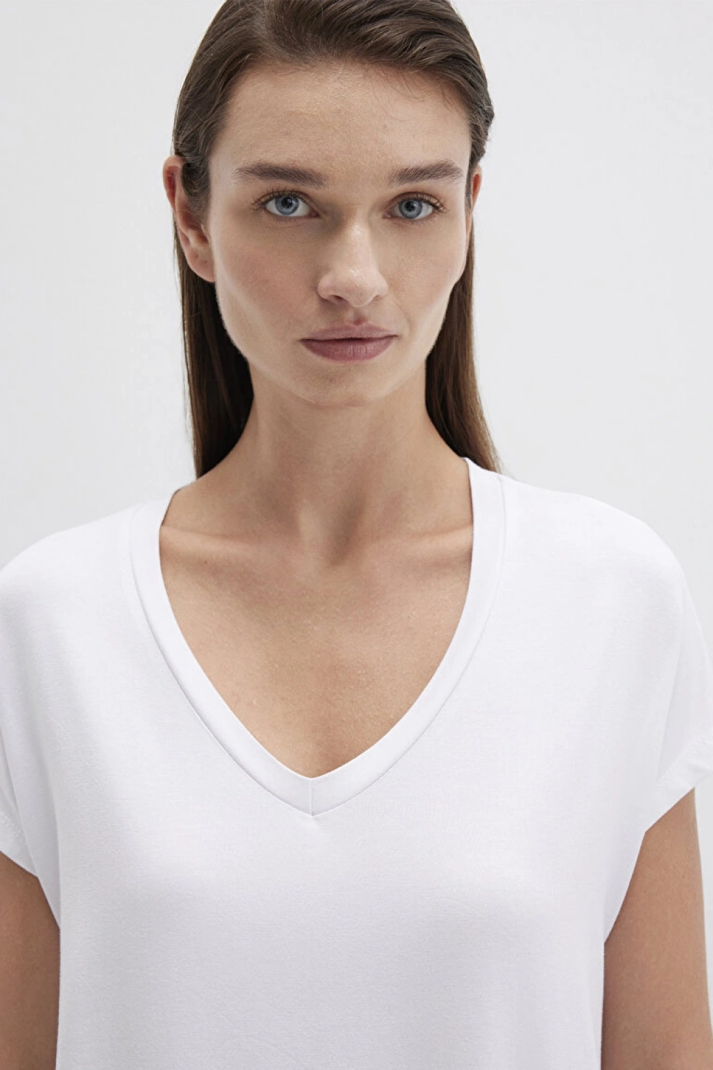 Mavi V Yaka Beyaz Basic Viskoz Tişört Regular Fit / Normal Kesim