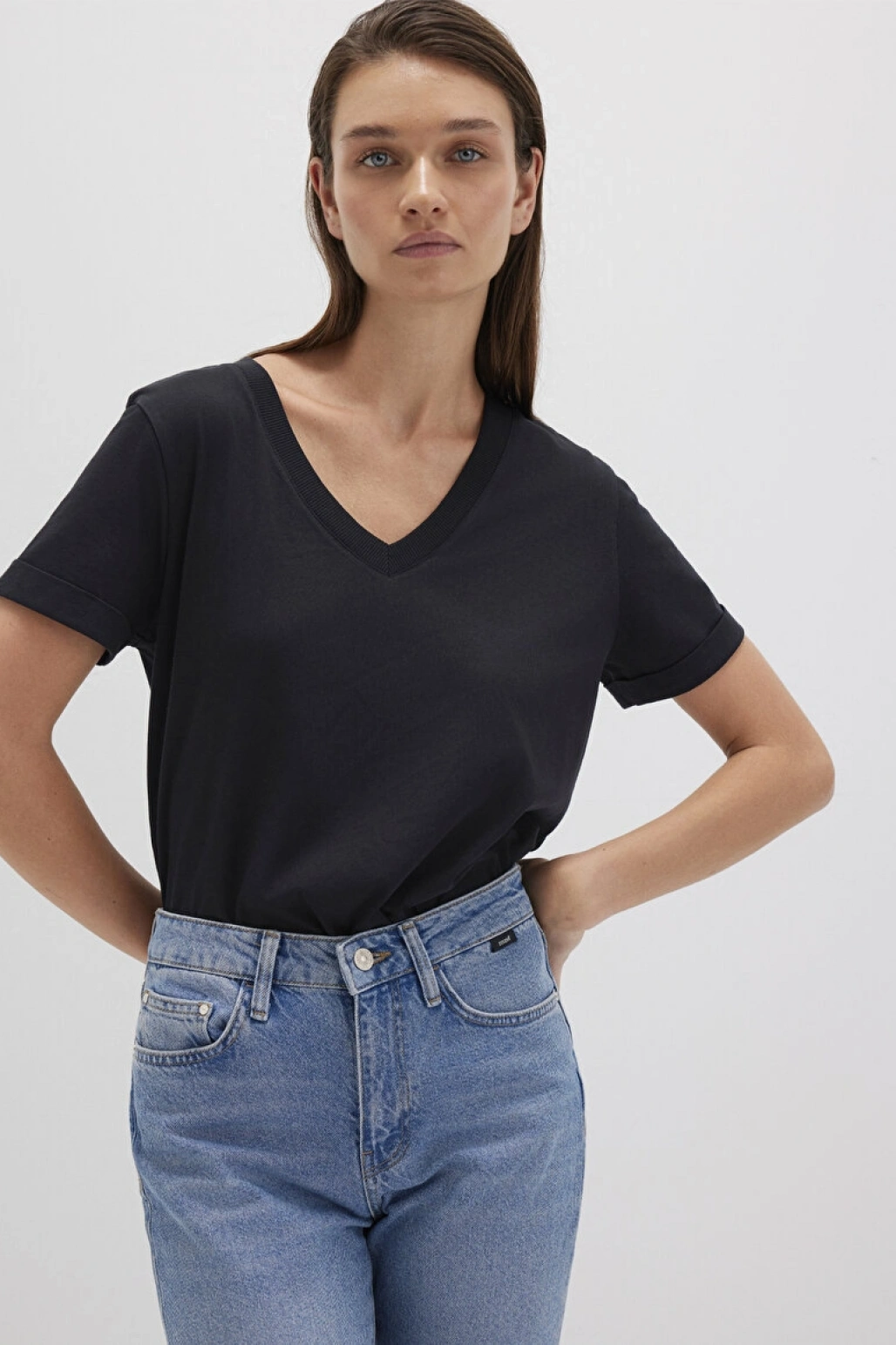 Mavi V Yaka Siyah Basic Tişört Regular Fit / Normal Kesim