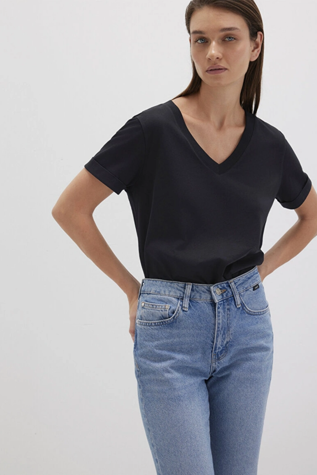 Mavi V Yaka Siyah Basic Tişört Regular Fit / Normal Kesim