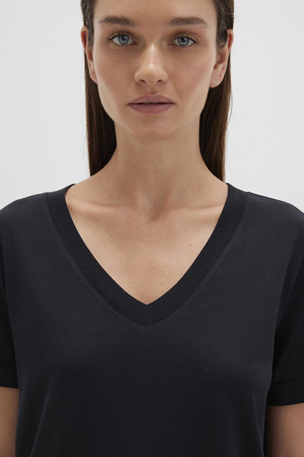 Mavi V Yaka Siyah Basic Tişört Regular Fit / Normal Kesim