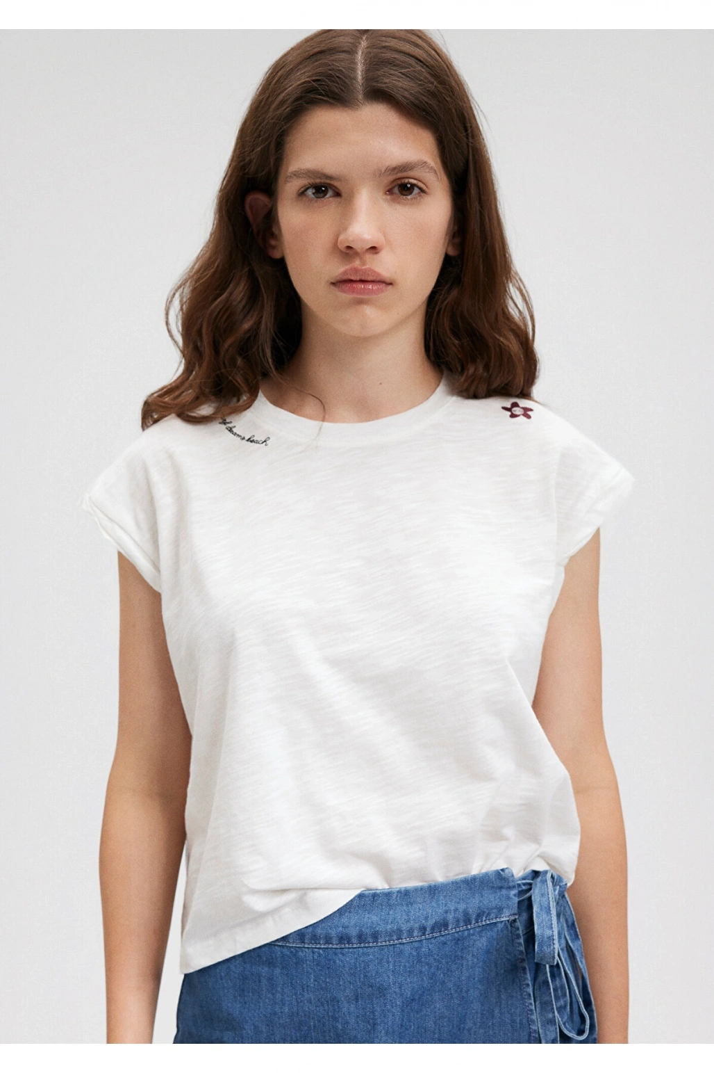 Mavi Nakış Detaylı Beyaz Tişört Loose Fit / Bol Rahat Kesim