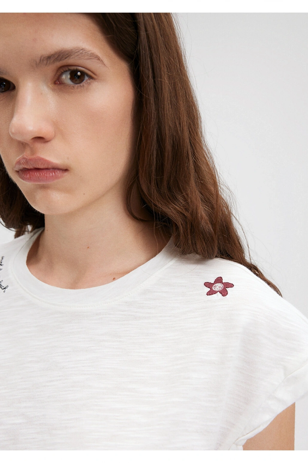 Mavi Nakış Detaylı Beyaz Tişört Loose Fit / Bol Rahat Kesim