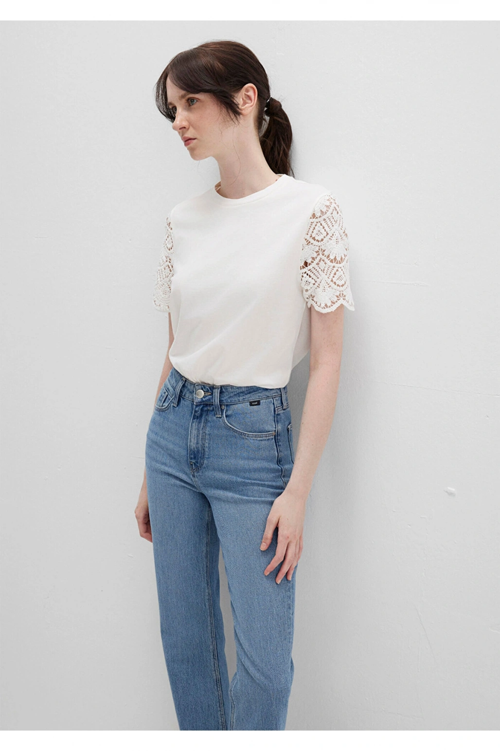 Mavi Dantel Detaylı Ekru Tişört Regular Fit / Normal Kesim