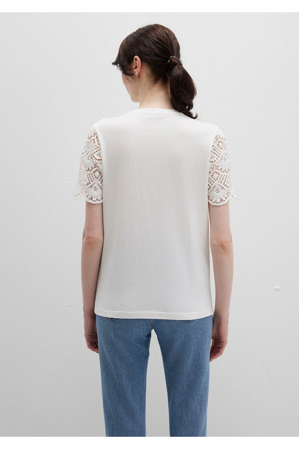 Mavi Dantel Detaylı Ekru Tişört Regular Fit / Normal Kesim