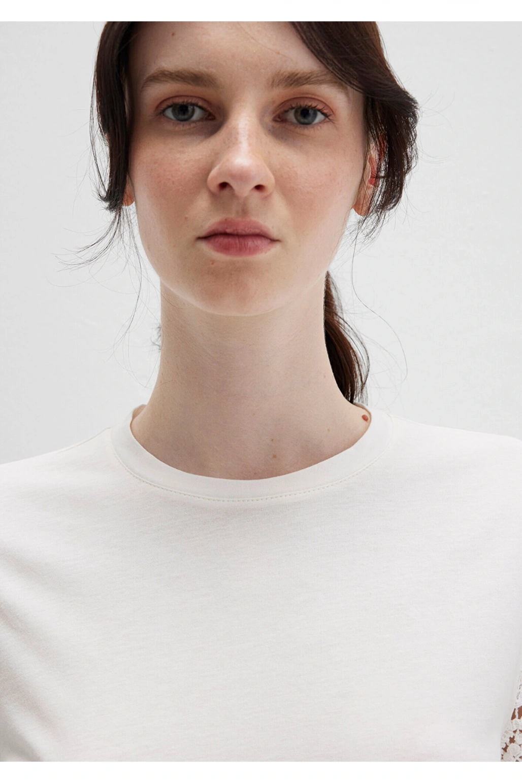 Mavi Dantel Detaylı Ekru Tişört Regular Fit / Normal Kesim