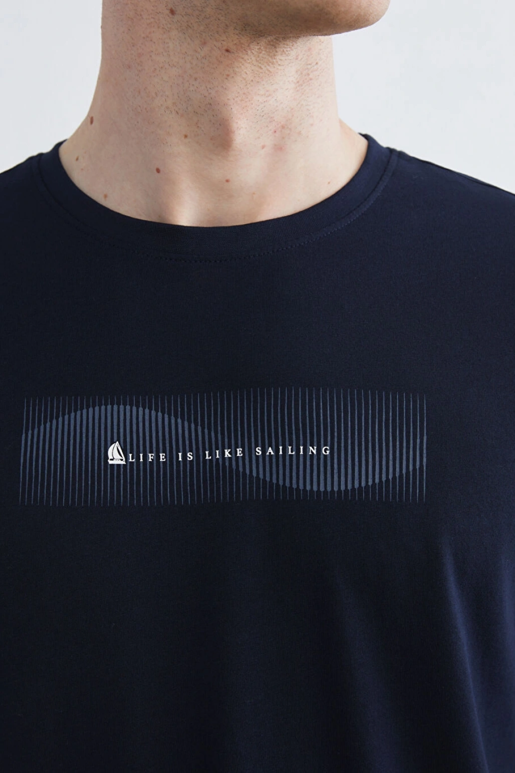 LCWAIKIKI Classic Lacivert Bisiklet Yaka Baskılı Penye Erkek Tişört