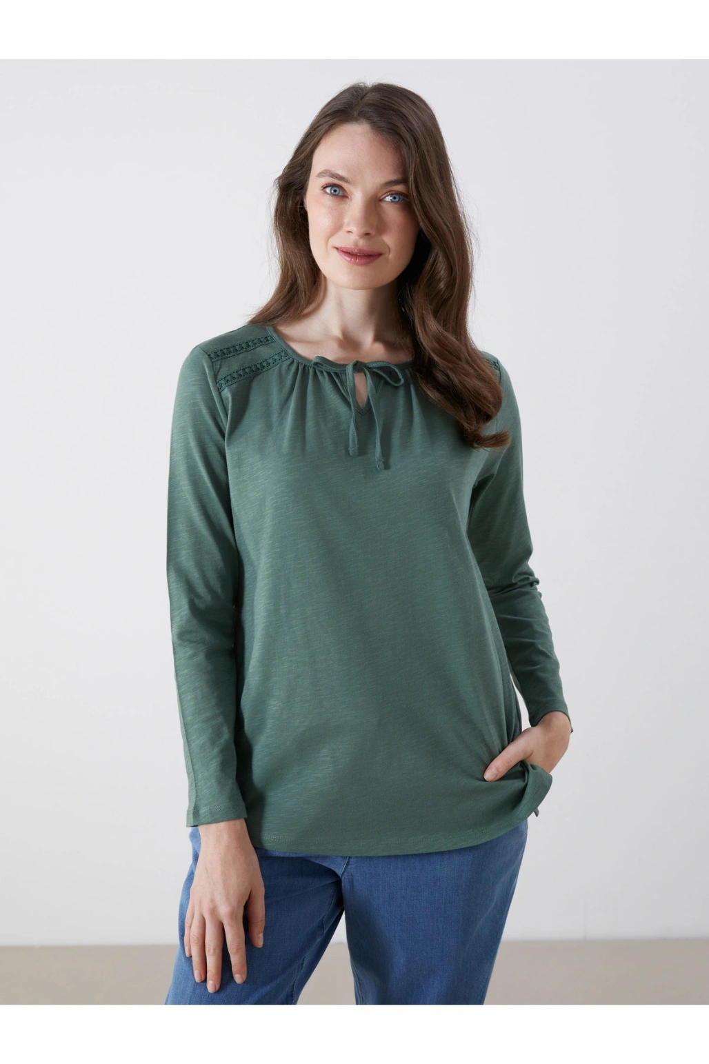 Bağlamalı Yaka Nakışlı Bluz