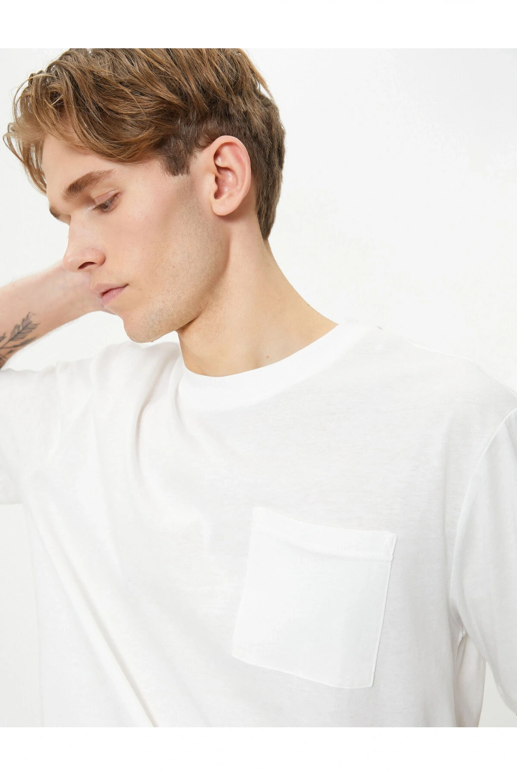 Basic Tişört Hafif Dik Yaka Tek Cep Detaylı Bisiklet Yaka Kısa Kollu