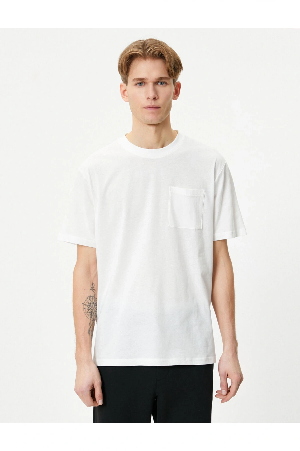 Basic Tişört Hafif Dik Yaka Tek Cep Detaylı Bisiklet Yaka Kısa Kollu