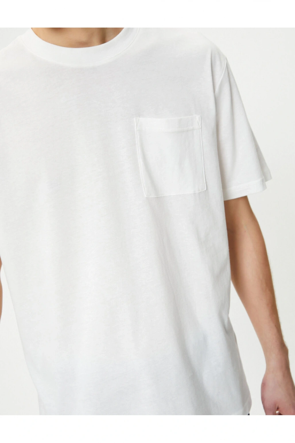 Basic Tişört Hafif Dik Yaka Tek Cep Detaylı Bisiklet Yaka Kısa Kollu