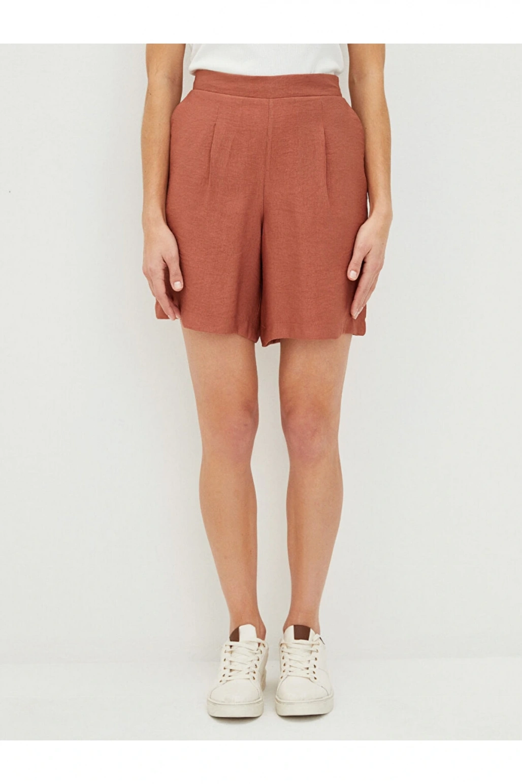 Beli Lastikli Düz Cep Detaylı Kadın Şort
