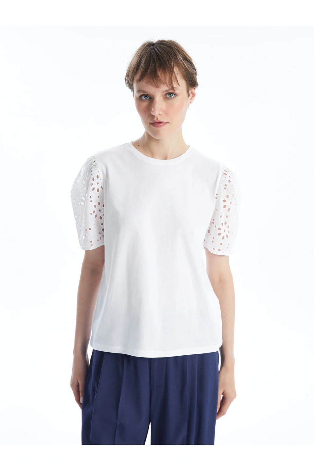 LCW Vision Beyaz Bisiklet Yaka Kendinden Desenli Kısa Kollu Kadın Bluz