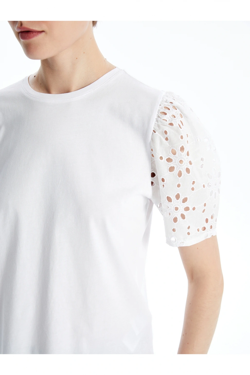 LCW Vision Beyaz Bisiklet Yaka Kendinden Desenli Kısa Kollu Kadın Bluz