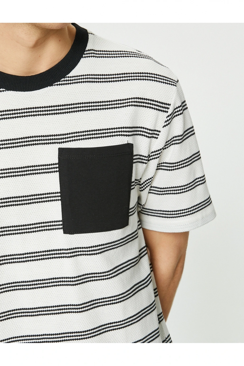 Cep Detaylı Tişört Bisiklet Yaka Kısa Kollu