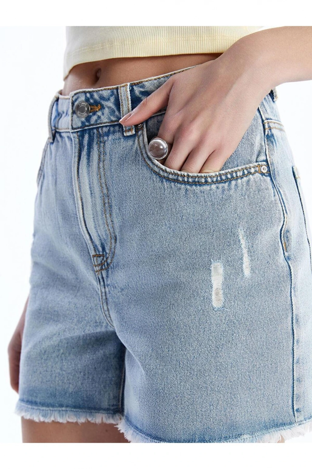 Dar Kesim Yırtık Detaylı Kot Şort