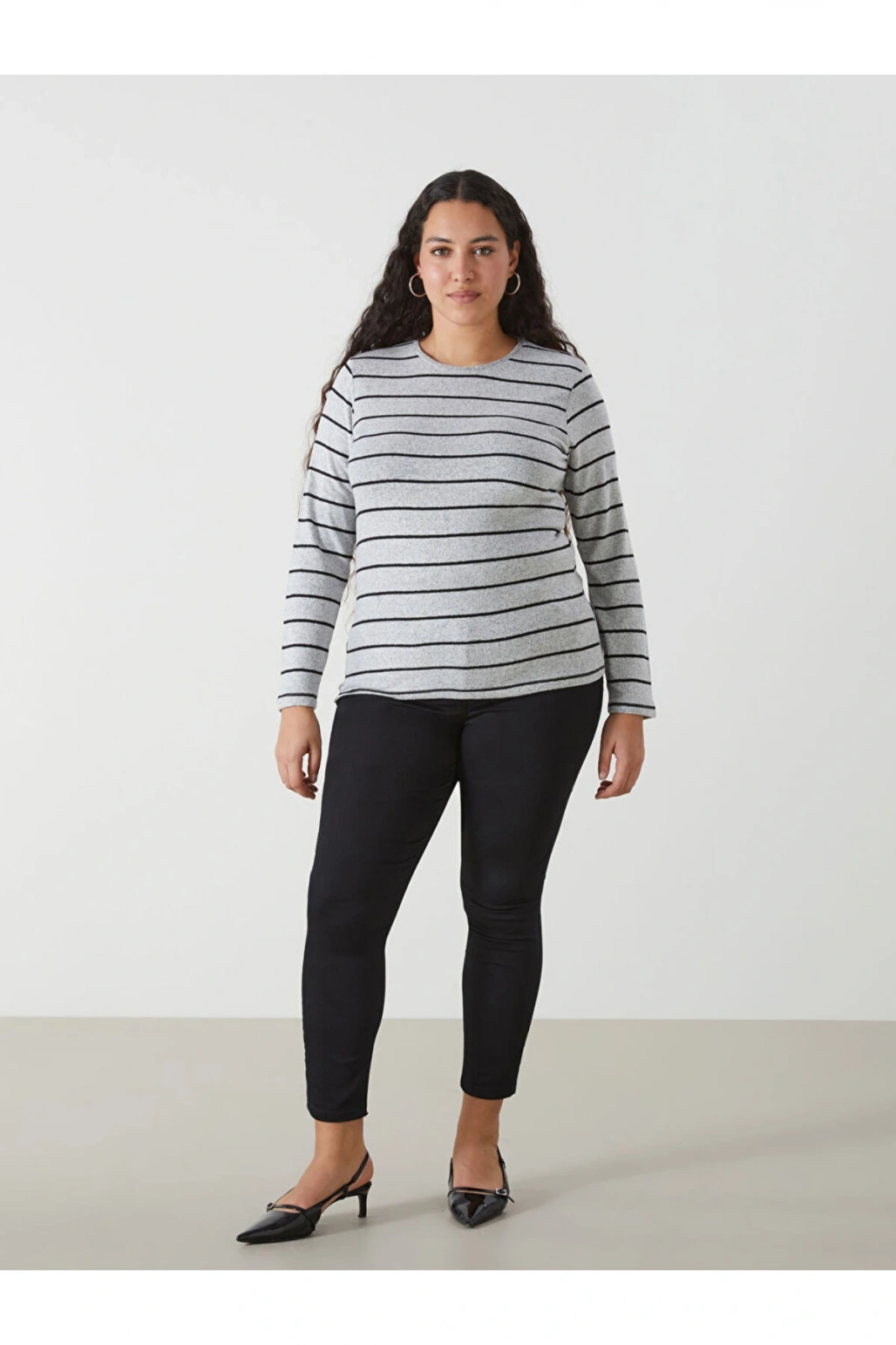 Gri Bisiklet Yaka Çizgili Kadın Tişört