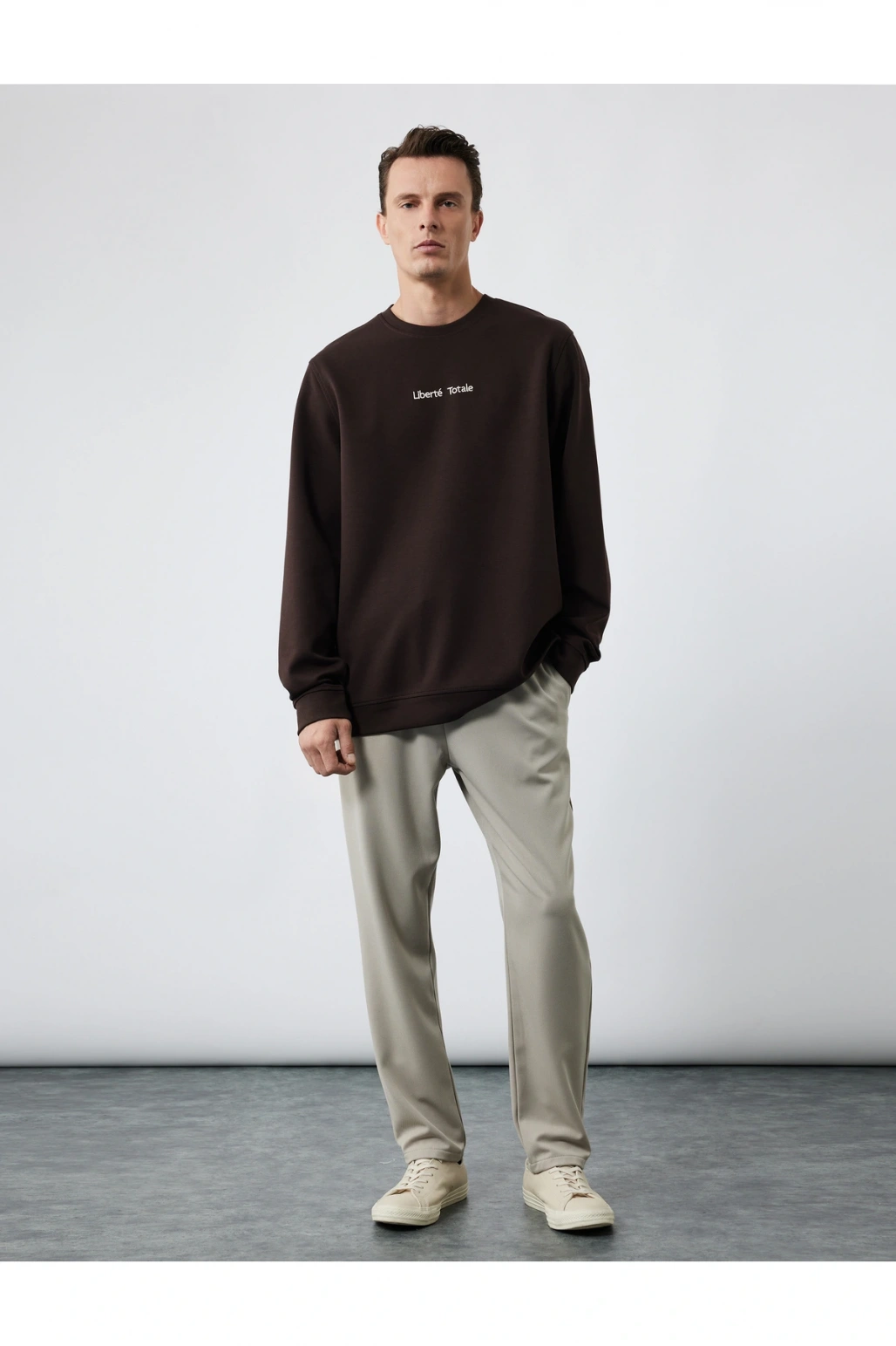 İşleme Detaylı Uzun Kollu Bisiklet Yaka Sweatshirt