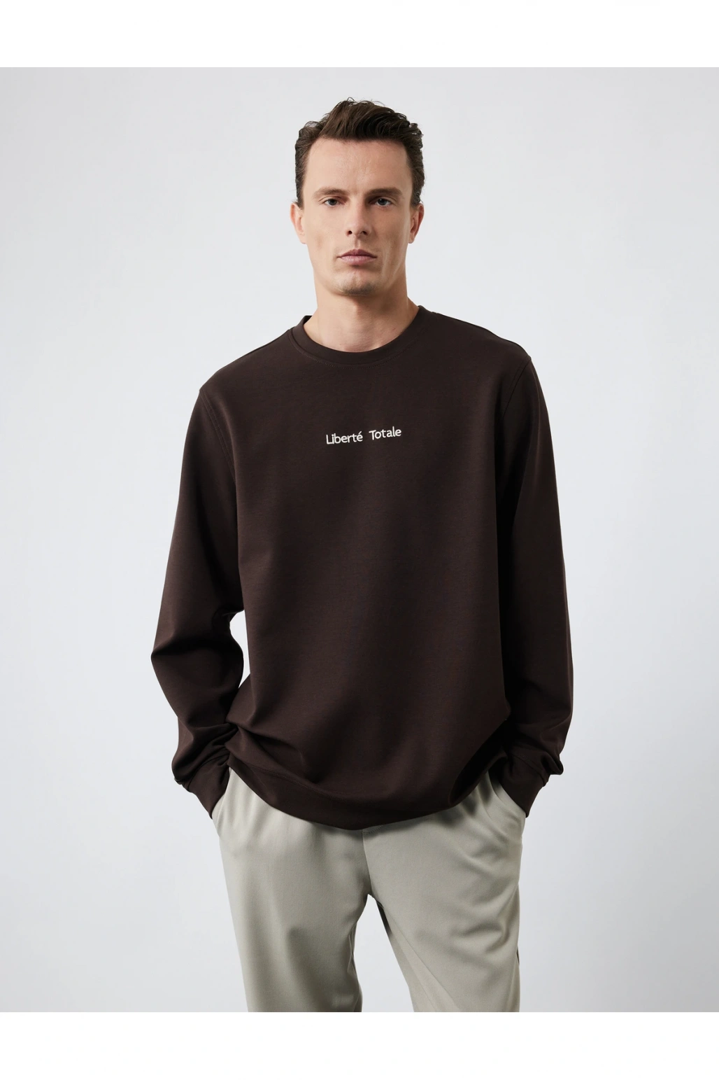 İşleme Detaylı Uzun Kollu Bisiklet Yaka Sweatshirt