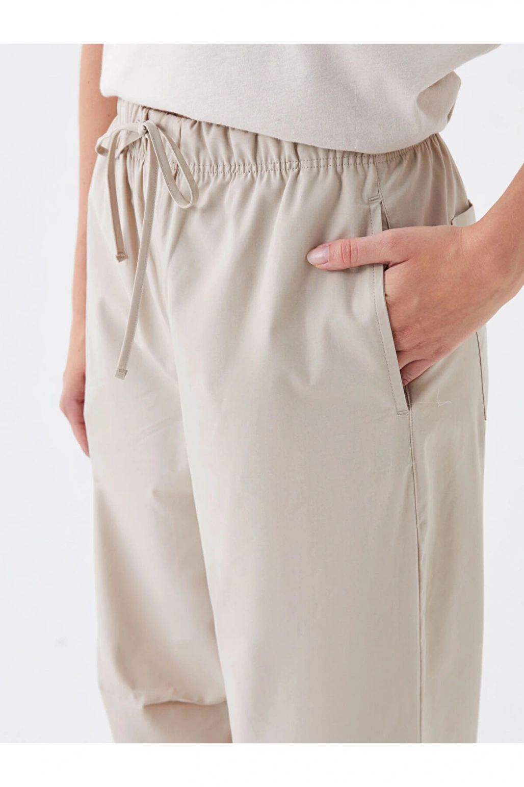 LCW Casual Kadın Beli Lastikli Düz Paraşüt Pantolon