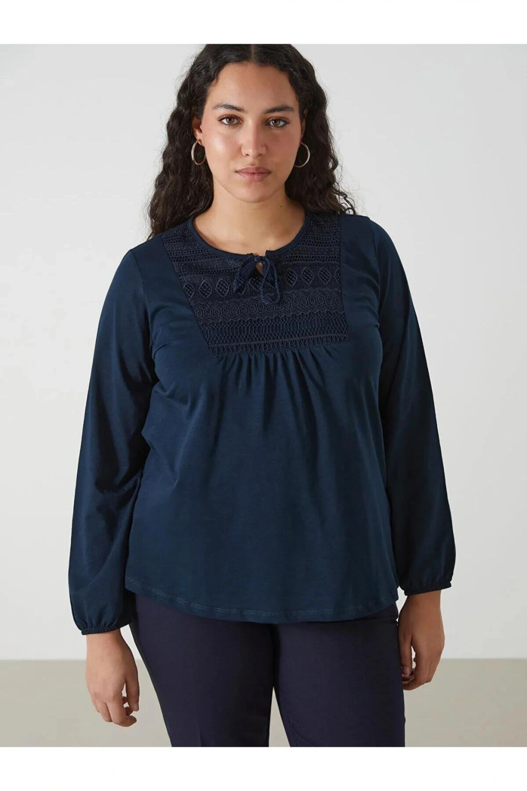 LCW Grace Bağlamalı Yaka Nakışlı Bluz (W5)