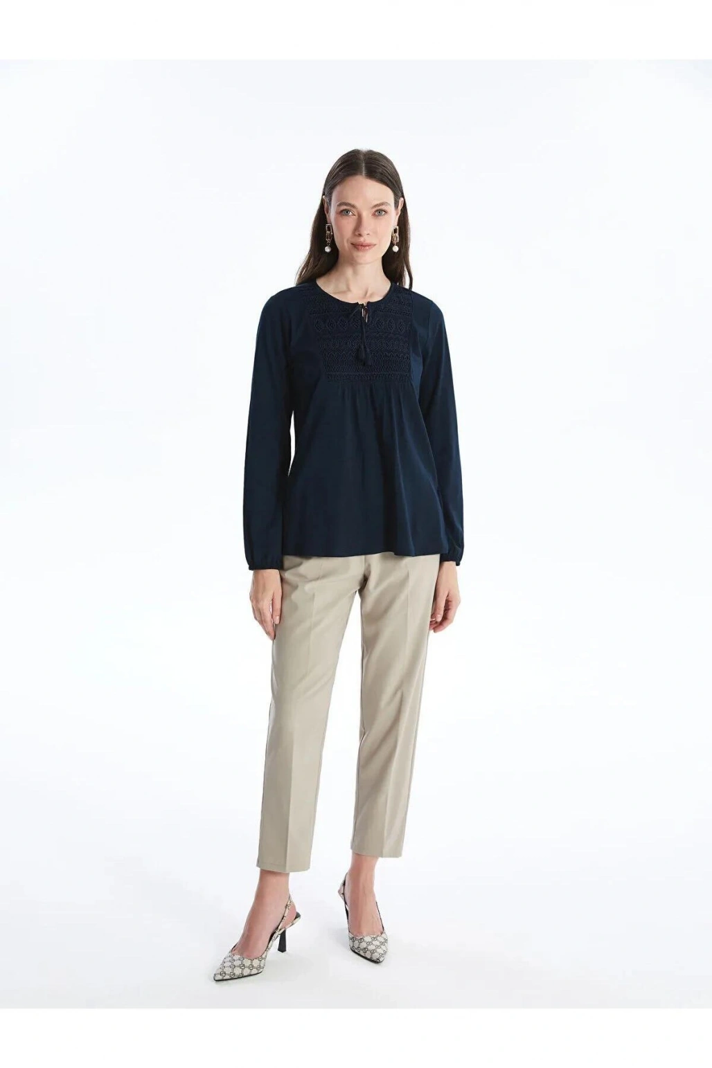 LCW Grace Bağlamalı Yaka Nakışlı Bluz (W5)