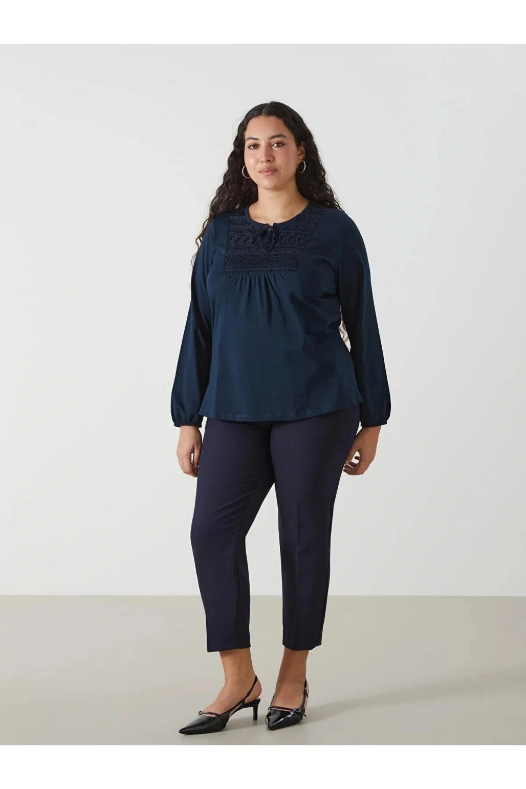 LCW Grace Bağlamalı Yaka Nakışlı Bluz (W5)