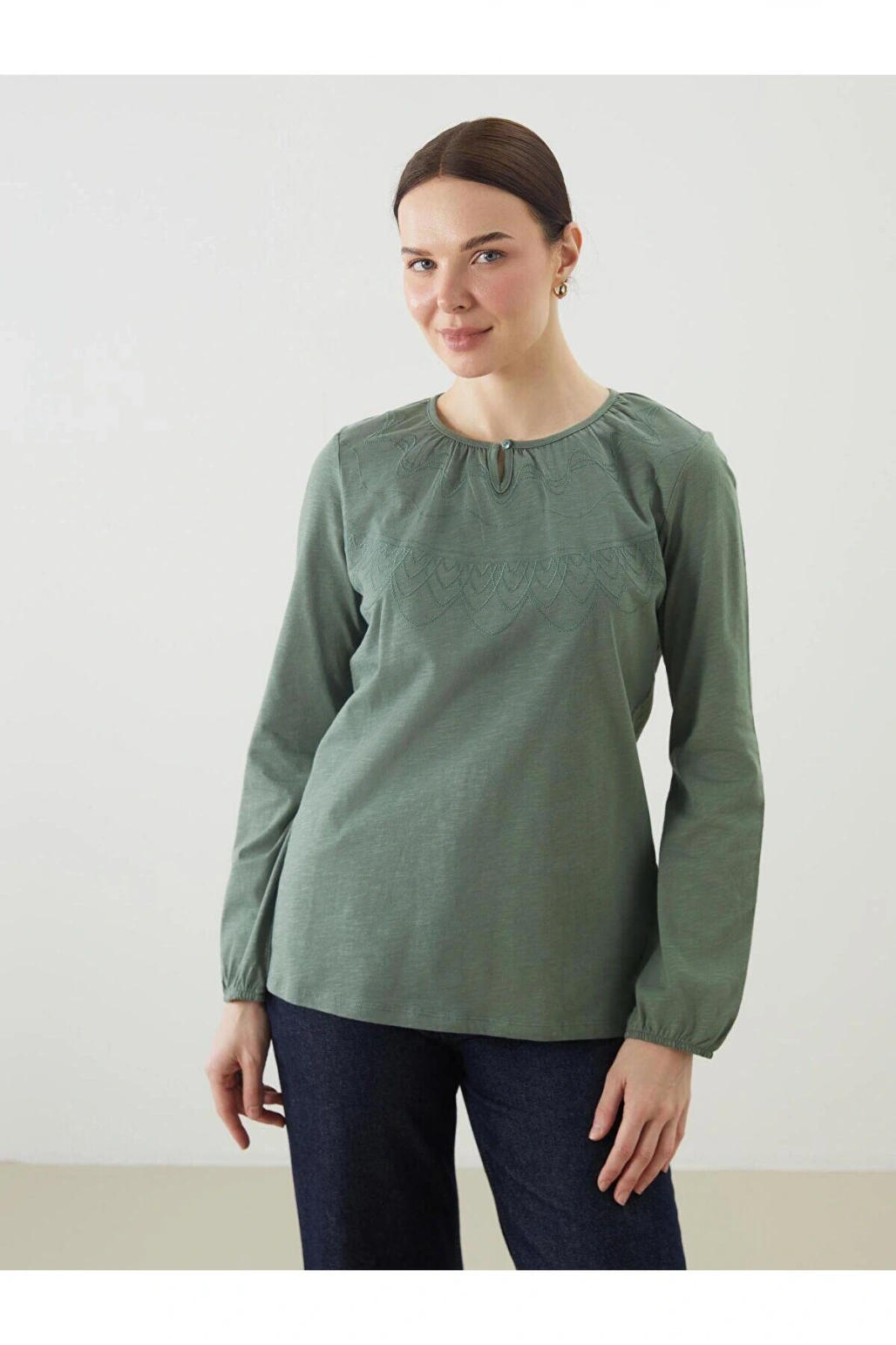 LCW Grace Bisiklet Yaka Nakışlı Kadın Tişört (S5)