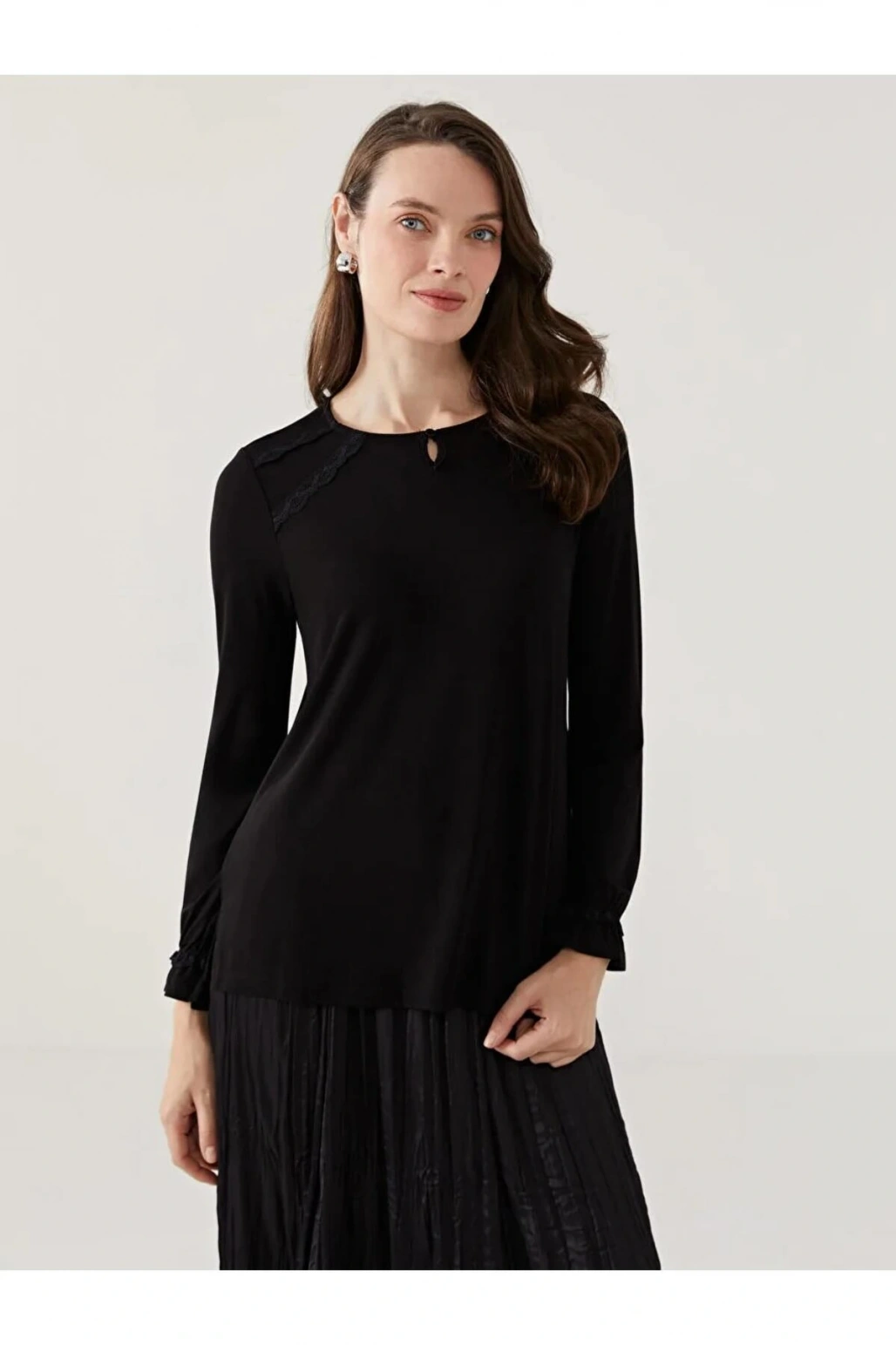 LCW Grace Siyah Bisiklet Yaka Dantel Detaylı Kadın Bluz