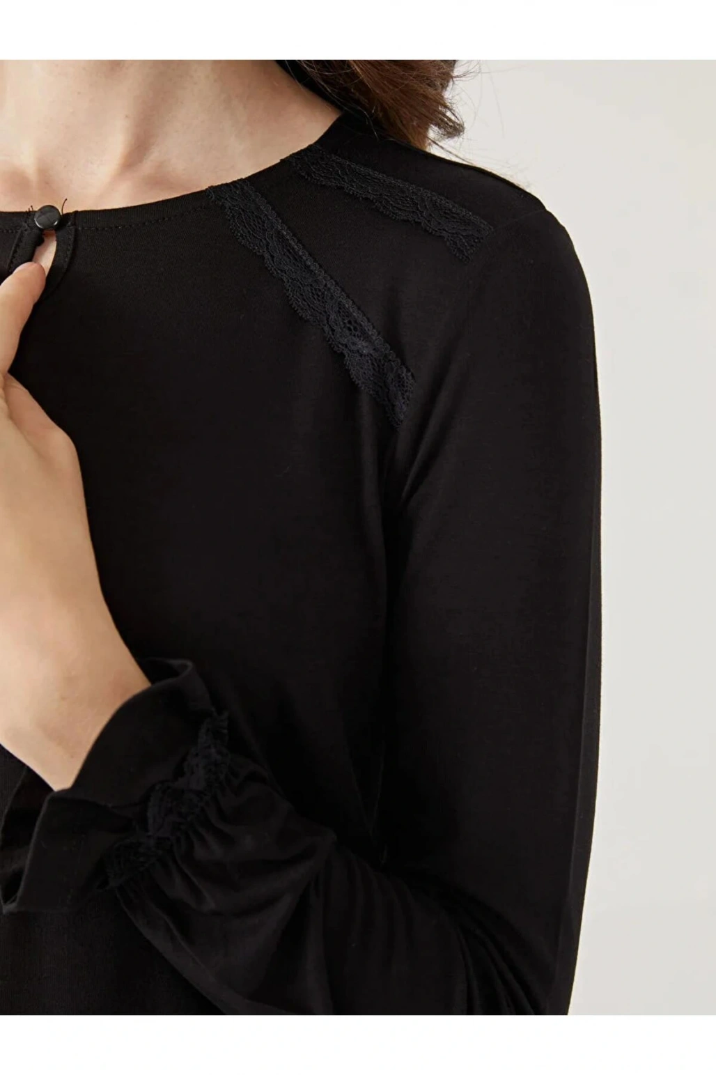 LCW Grace Siyah Bisiklet Yaka Dantel Detaylı Kadın Bluz