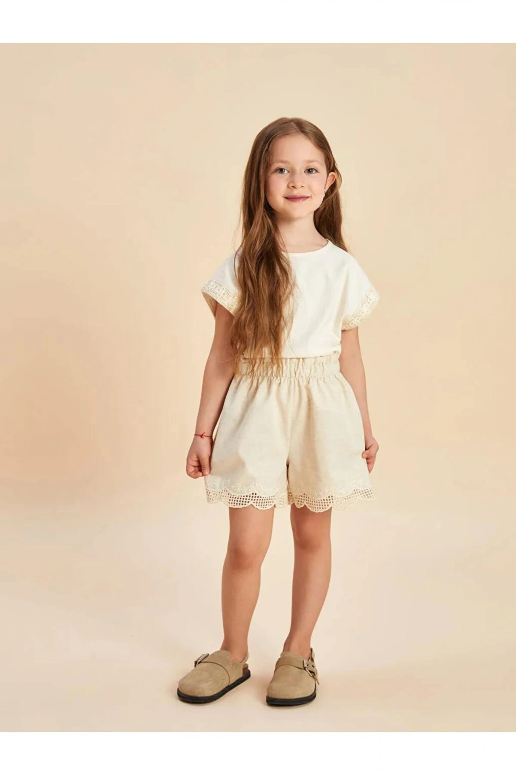 LCW Kids Bej Beli Lastikli Nakışlı Kız Çocuk Şort