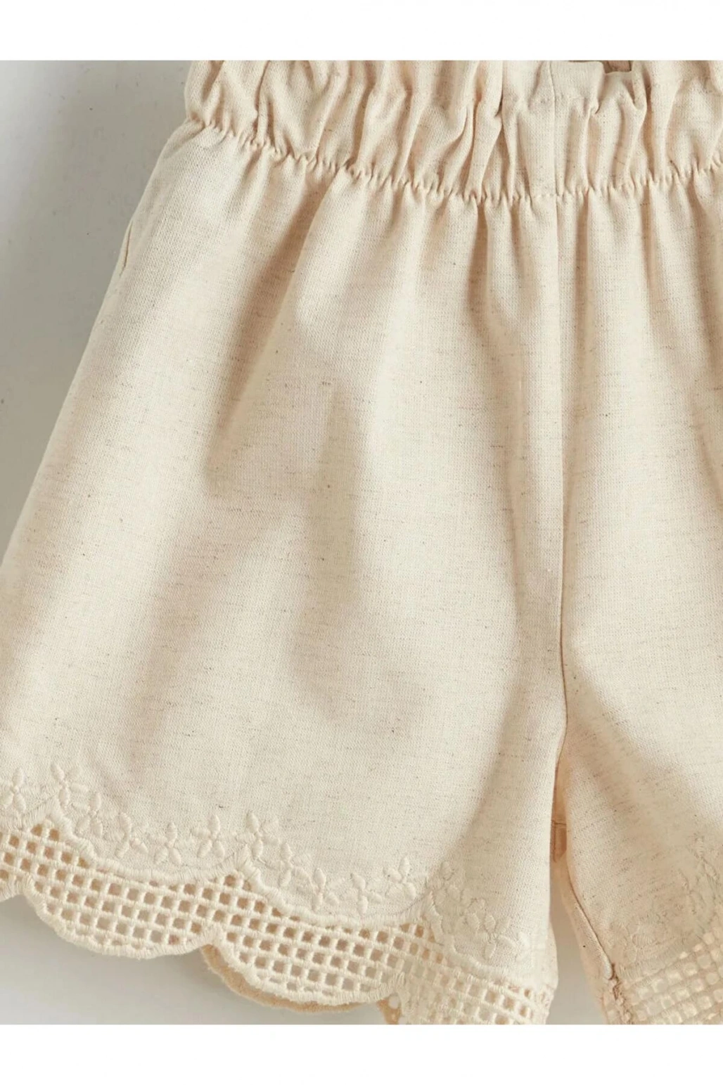 LCW Kids Bej Beli Lastikli Nakışlı Kız Çocuk Şort