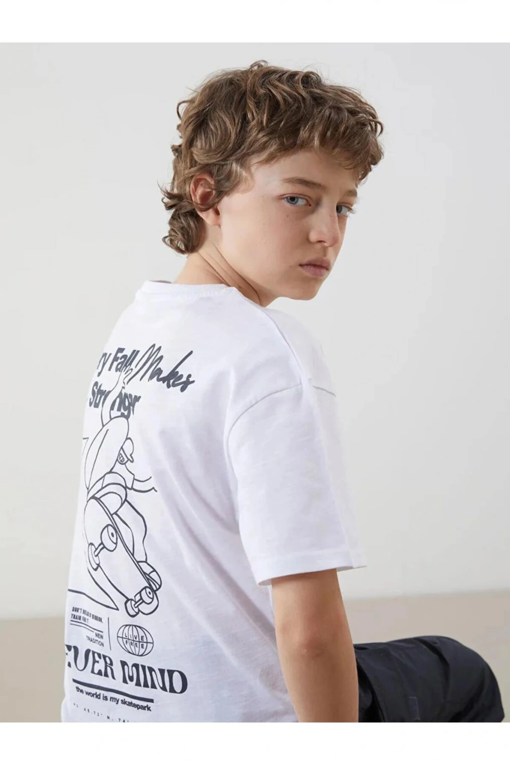 LCW Kids Beyaz Bisiklet Yaka Erkek Çocuk Tişört