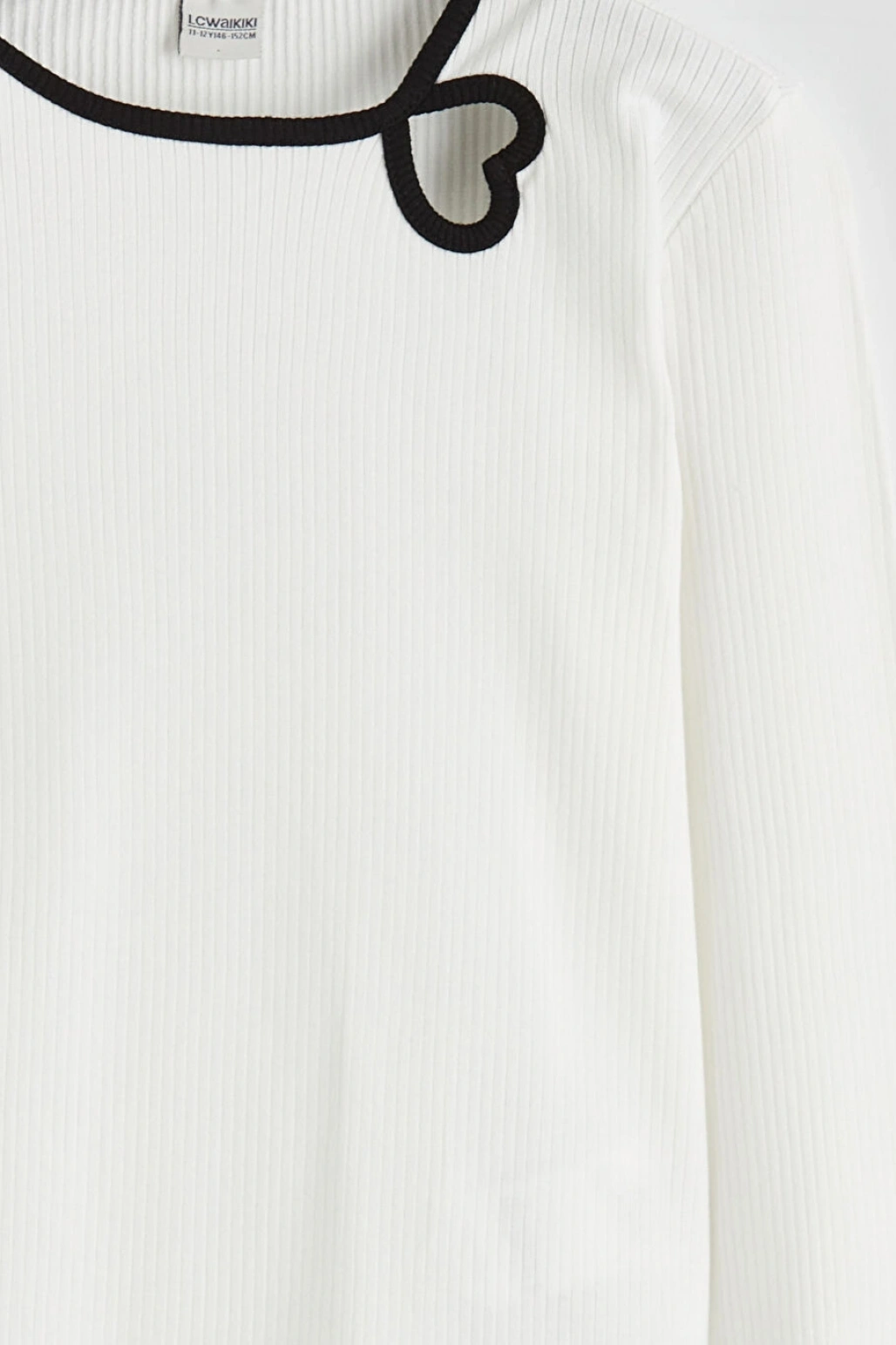 LCW Kids Ekru Bisiklet Yaka Kalp Detaylı Kız Çocuk Tişört