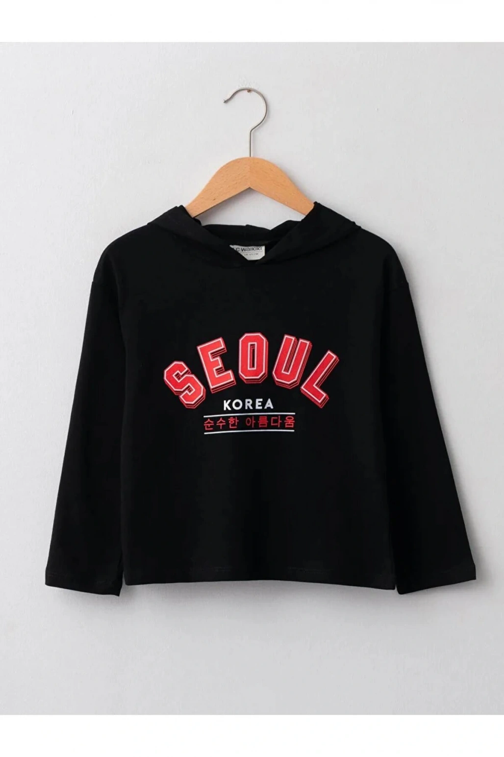 LCW Kids Siyah Kapüşonlu Baskılı Uzun Kollu Pamuklu Kız Çocuk Tişört