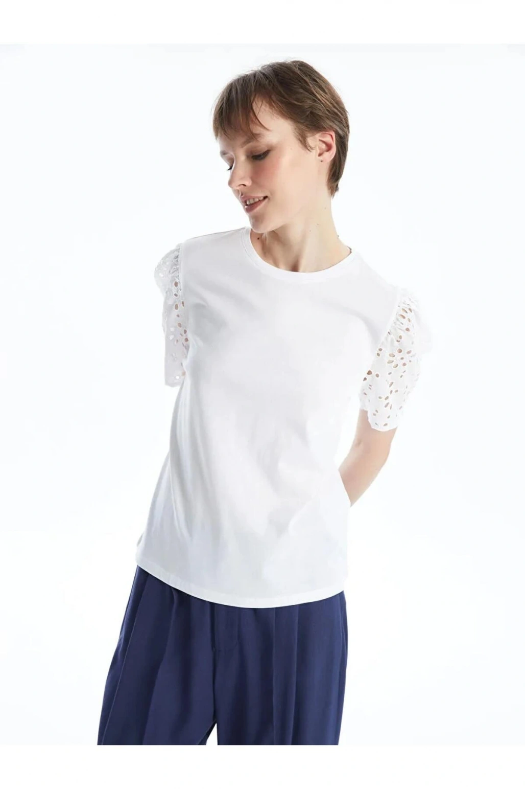 LCW Vision Beyaz Bisiklet Yaka Kendinden Desenli Kısa Kollu Kadın Bluz