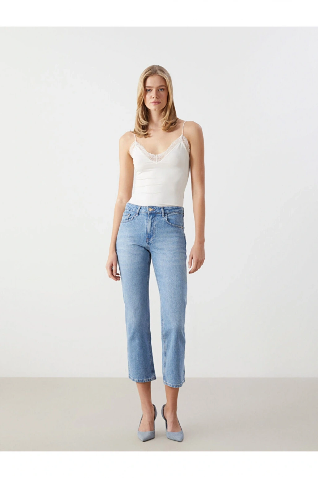 LCW Vision V Yaka Dantel Detaylı Crop Kadın Bluz