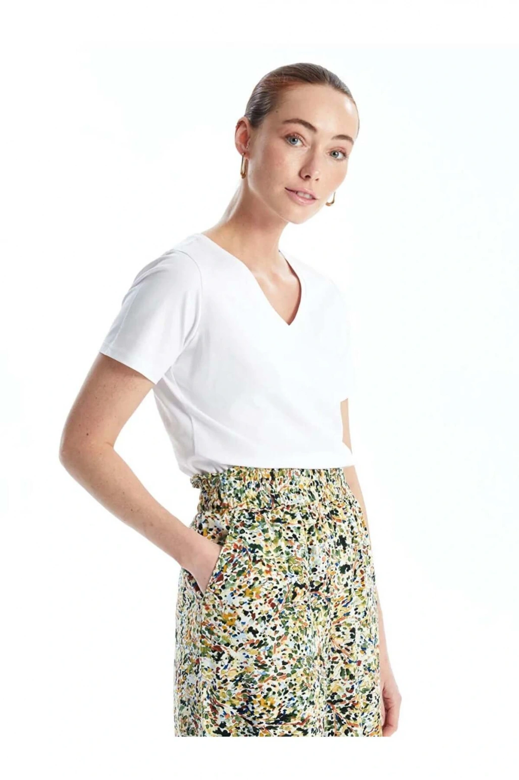 LCWAIKIKI Basic Beyaz V Yaka Düz Kısa Kollu Kadın Tişört