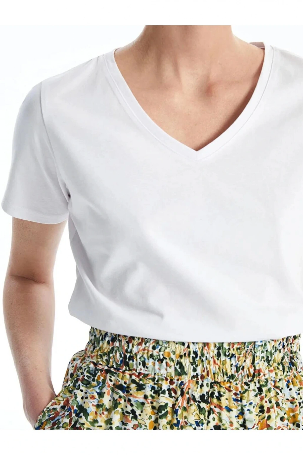 LCWAIKIKI Basic Beyaz V Yaka Düz Kısa Kollu Kadın Tişört
