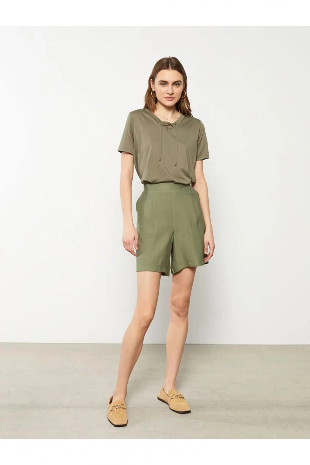 LCWAIKIKI Basic Haki Beli Lastikli Düz Cep Detaylı Kadın Şort