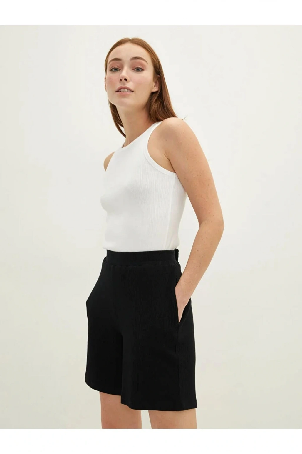 LCWAIKIKI Basic Siyah Beli Lastikli Düz Cep Detaylı Kadın Şort