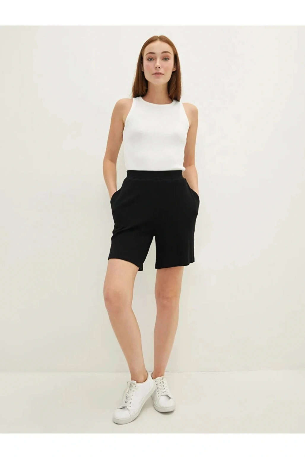 LCWAIKIKI Basic Siyah Beli Lastikli Düz Cep Detaylı Kadın Şort